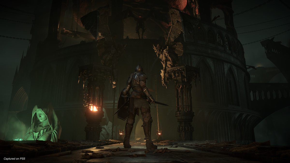 El guerrero protagonista de Demon's Souls avanza por un pasaje oscuro de Boletaria