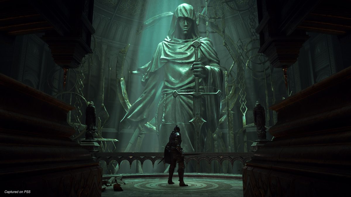 El protagonista de Demon's Souls mira una enorme estatua encapuchada en una sala verde de Boletaria