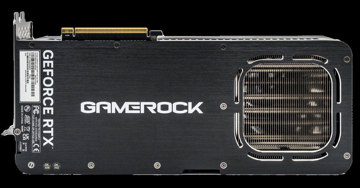Panel posterior de una tarjeta Palit GeForce RTX 5090 GameRock, con el logotipo GEFORCE RTX y el disipador visibles.
