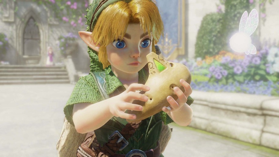Link niño sostiene una ocarina junto a Navi en un jardín iluminado