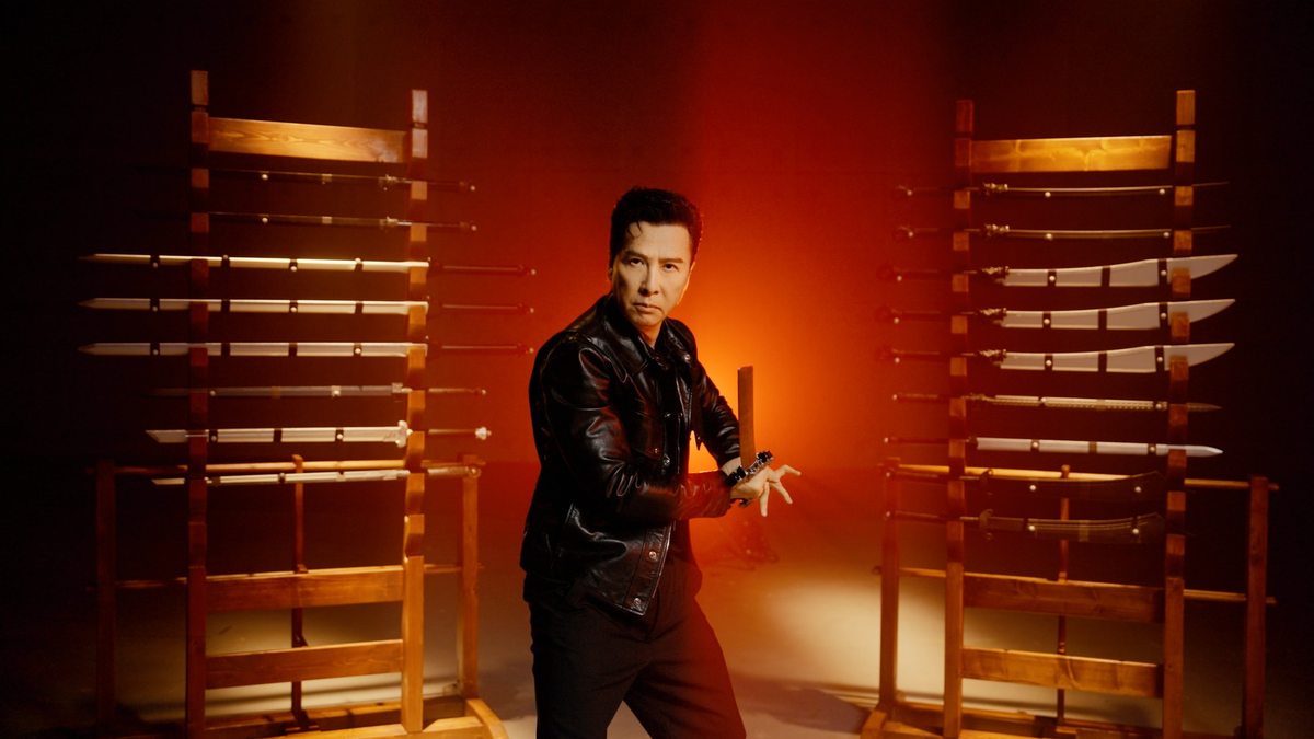 Donnie Yen posa frente a una exhibición de armas blancas durante la presentación de Phantom Blade Zero
