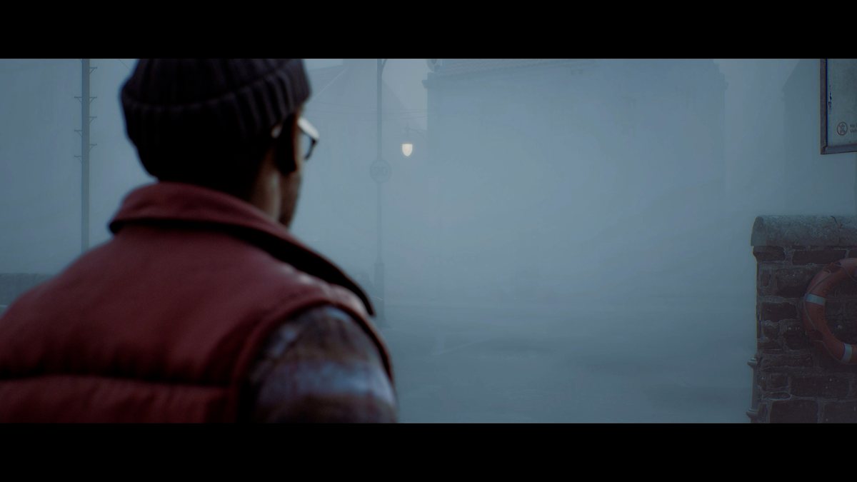 Simon recorre un entorno cubierto de niebla en Silent Hill: Townfall