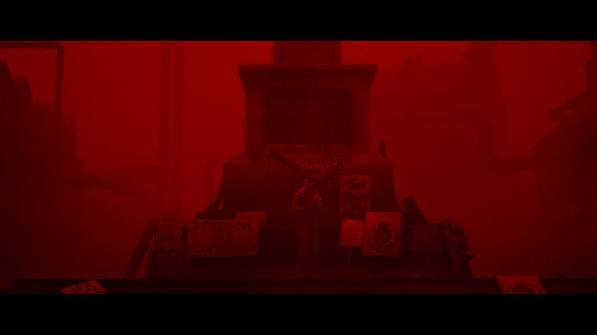 Una amenaza aparece entre luces rojas en Silent Hill: Townfall