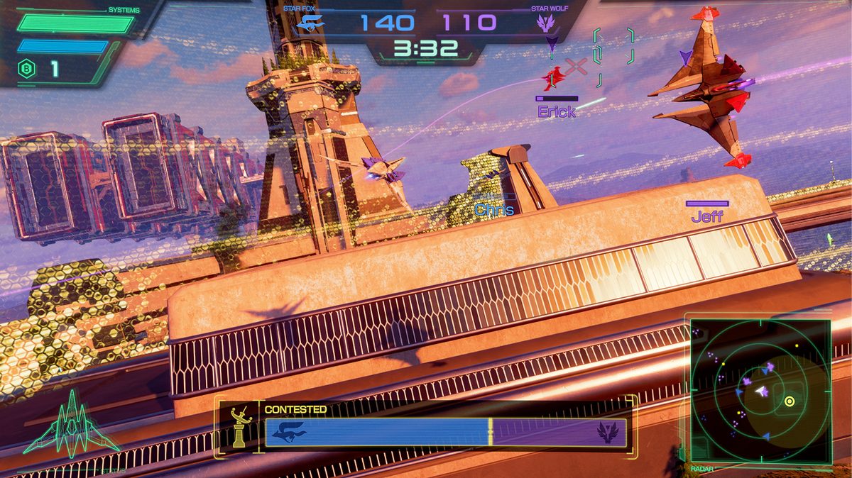 Naves de Star Fox combaten sobre una ciudad futurista durante una partida de Battle Mode